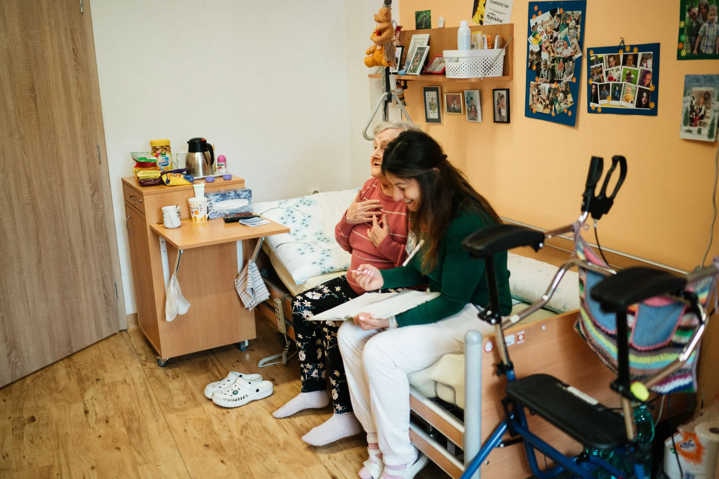 Seniorin und Betreuerin im gemütlichen Zimmer